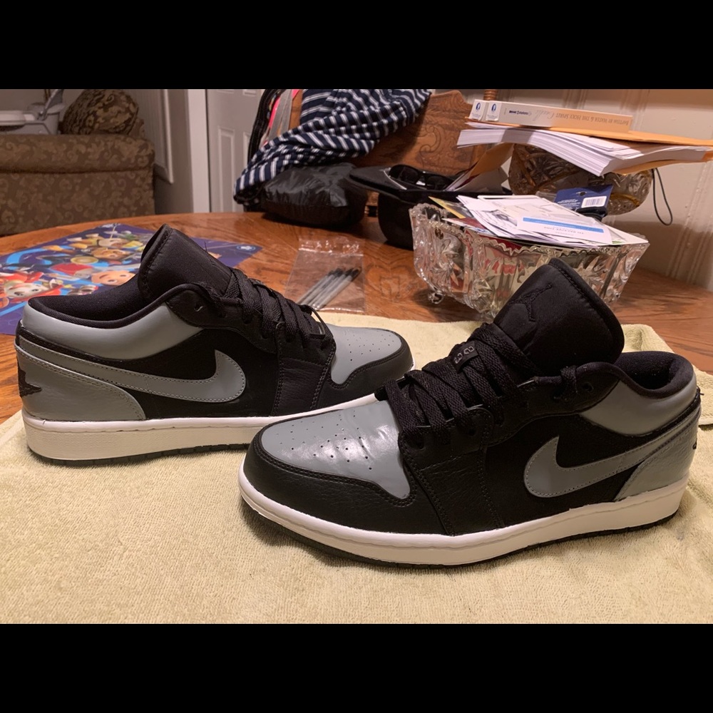 Custom shadow Jordan 1s has no box